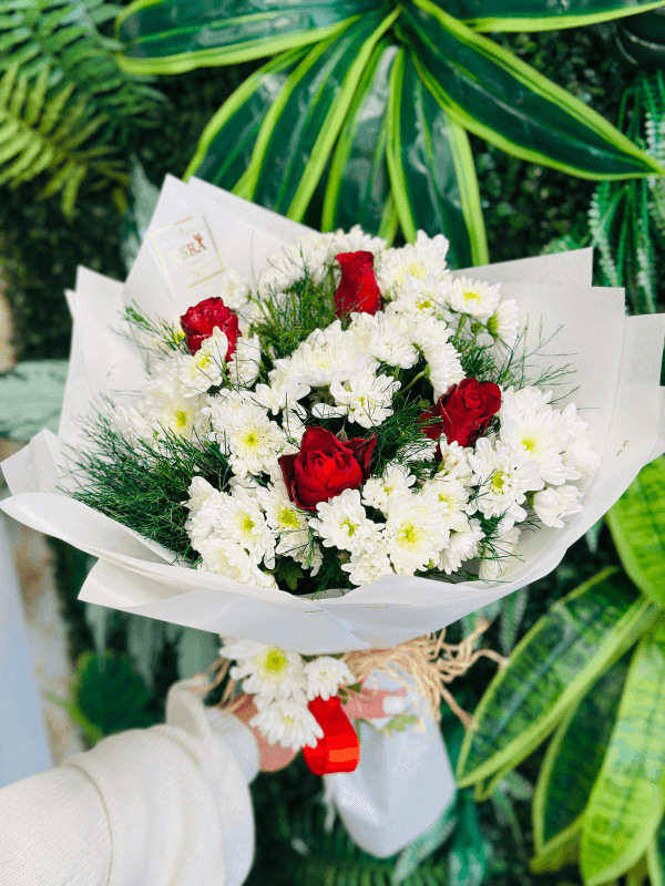 Gaziantep Çiçek Siparişi - Kırmızı Beyaz Uyumlu Şık Buket