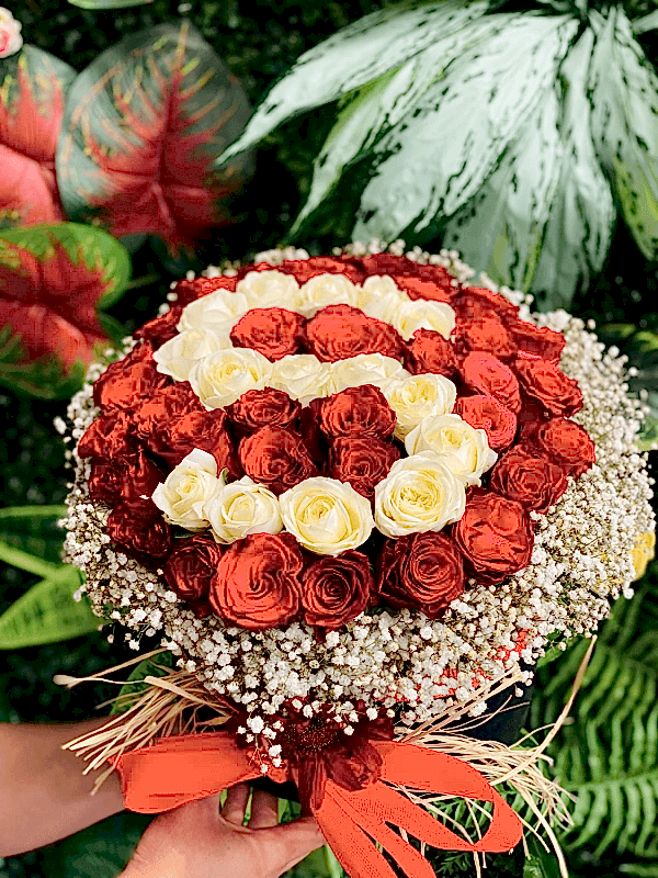  цветы в Газиантепе - коробка с розами с инициалами любимого человека