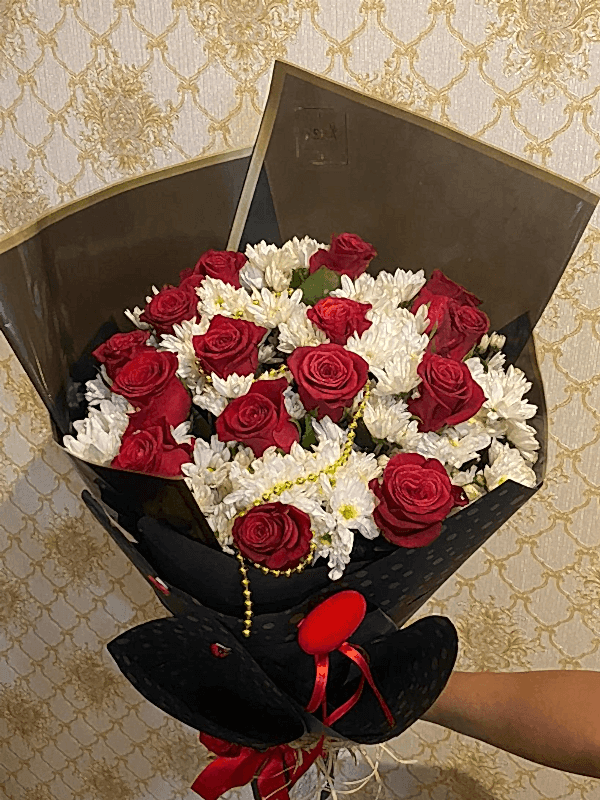  Blumen an Gaziantep senden - Wunder von 15 Rosen und weißem Gänseblümchen