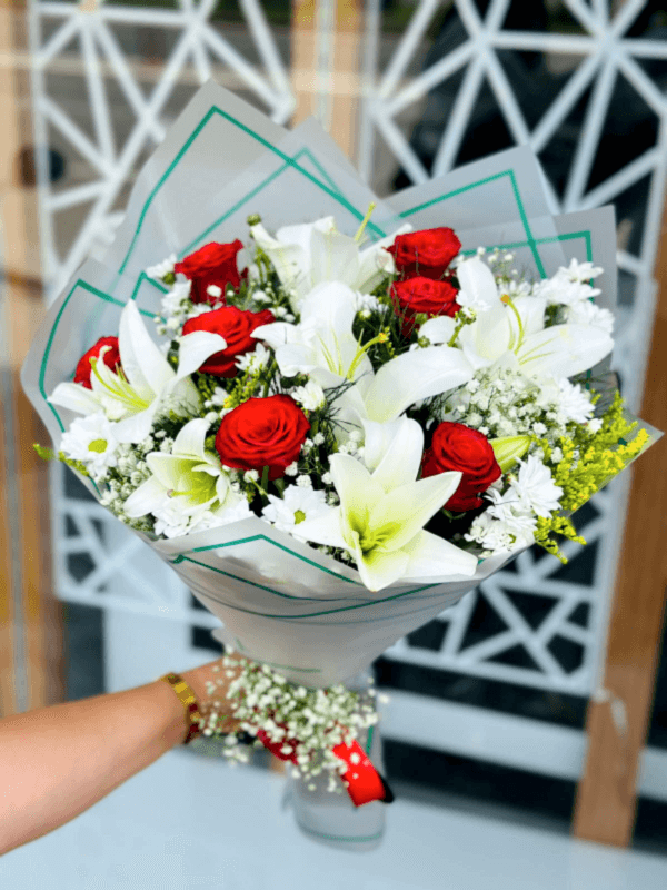  Gaziantep Çiçek Gönder - Beyaz Zambak ve Kırmızı Gül Harika Tasarım