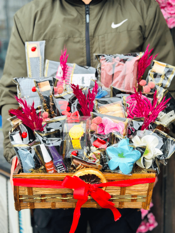  Gaziantep Çiçek Gönder - Kadınıma Özel Kutu 