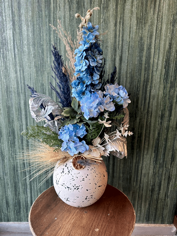  Blumen an Gaziantep senden - KÜNSTLICHES SEHBOY- UND MAVİORTANCA-DESIGN IN KUGELVASE