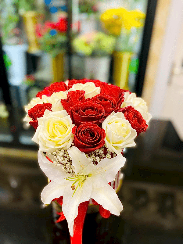 Gaziantep Çiçek Siparişi - Kırmızı Beyaz Güllerle Kutu Aranjman