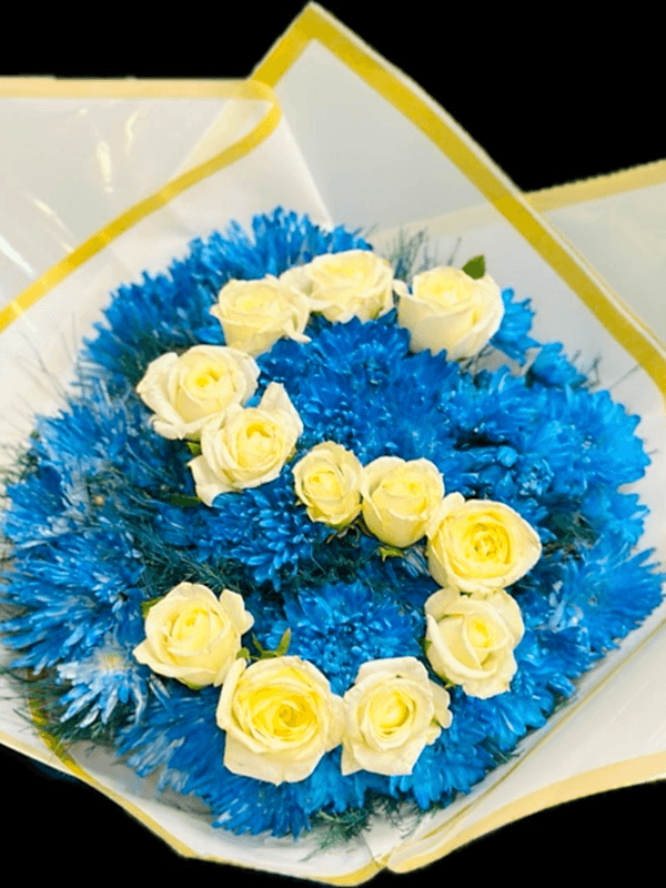  Gaziantep Floristen - STRAUSS WEISSER ROSEN, INITIALEN MIT BLAUEM GÄNSEBLÜMCHEN