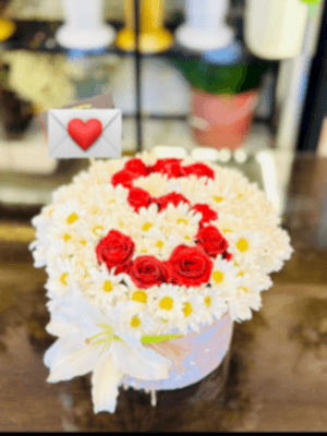  Gaziantep Çiçekler - Kutuda Papatya ve Kırmızı Güllerle Baş Harf