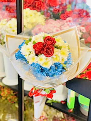  Gaziantep Çiçekler - Mavi Beyaz Papatya ve 3 Gül ile Tasarım Buketi