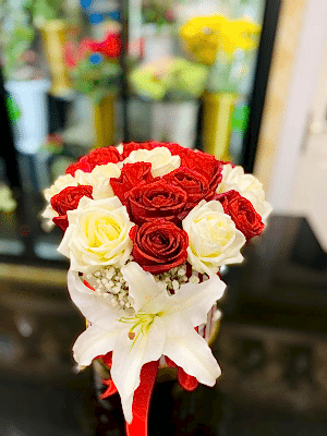 Gaziantep Çiçek Siparişi - Kırmızı Beyaz Güllerle Kutu Aranjman