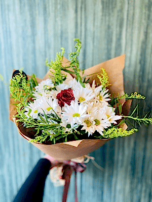  Gaziantep Çiçek Gönder - Papatya 1 Adet Kırmızı Gül Buketi